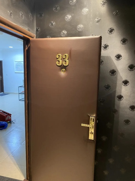 ابوملك لنجاره وتركيب الابواب